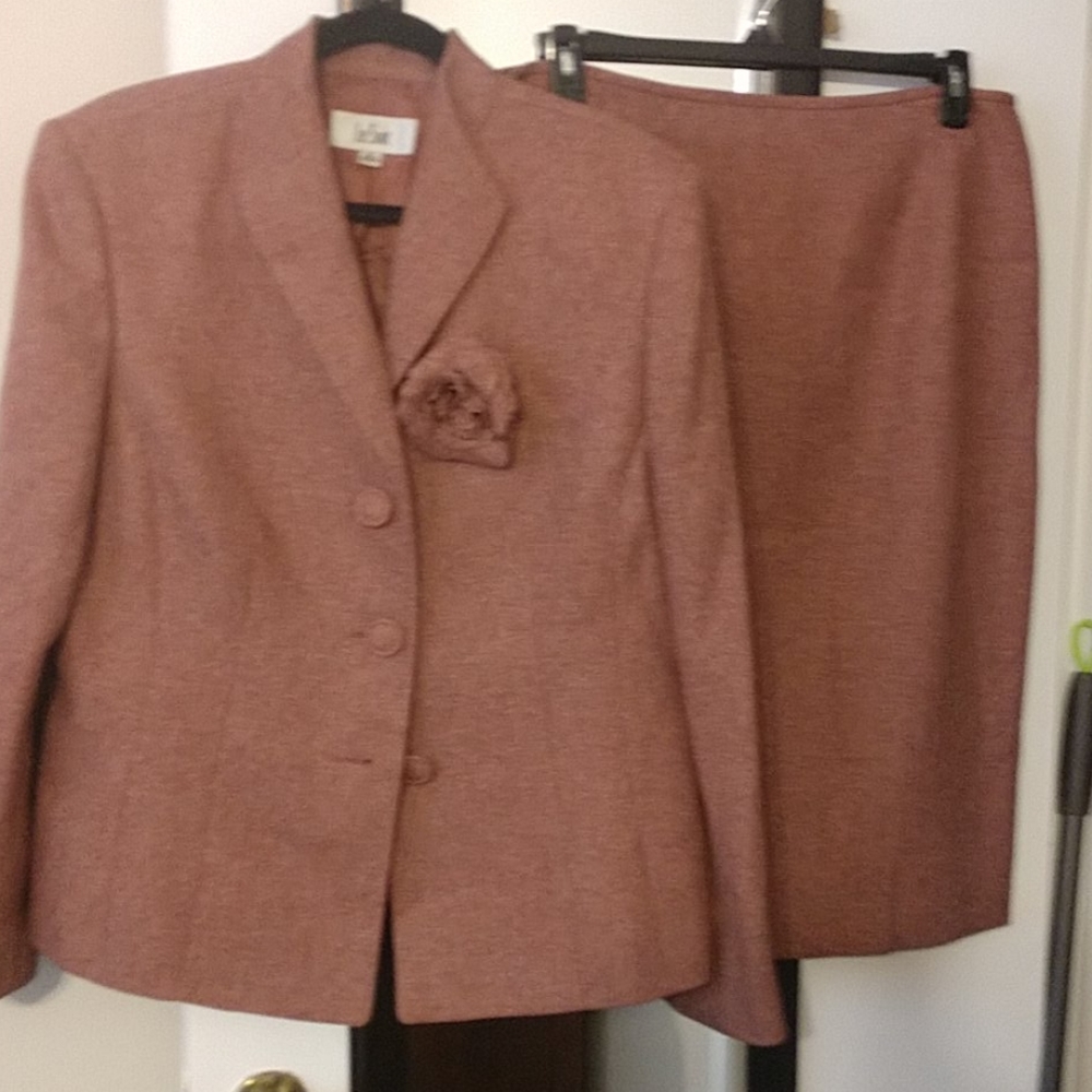 Women's Le Suit skirt set